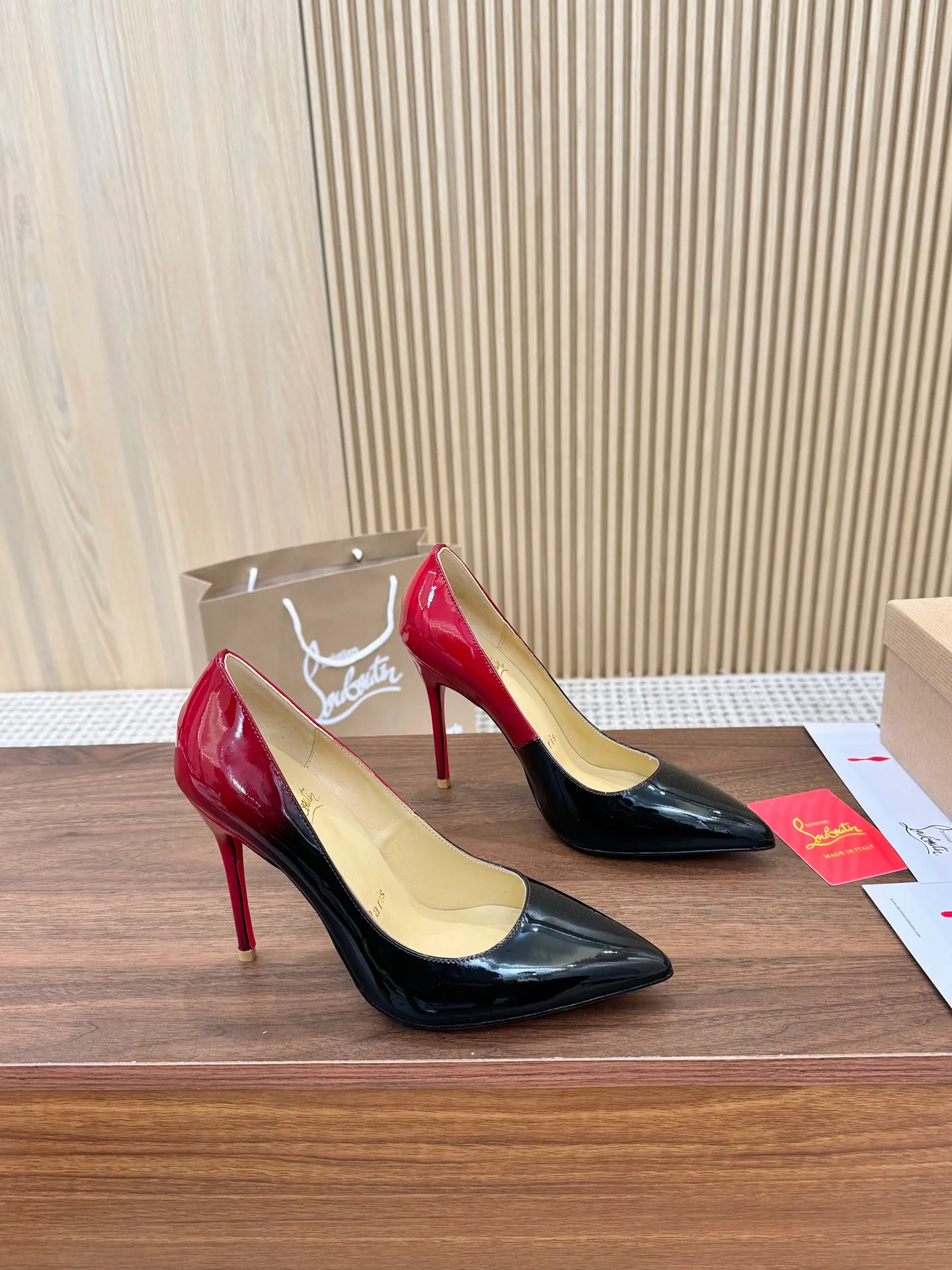 👟👟Ex-factory price 440👟👟 Genuine leather sole +40 Year-round shipment💝Christian Louboutin CL👠 Classic "💎Cow Patent Leather💎Series" noble and luxurious, real blingbling✨ Real materials, all customized by the pattern maker, and the materials are made of original customized materials, achieving the taste of the original 6 color options💍 Upper: imported 👉cow patent leather💪 lining: sheepskin foot pad/lining code number: 34-40.41.42 heel height: two options: 10.5cm and 8.5cm